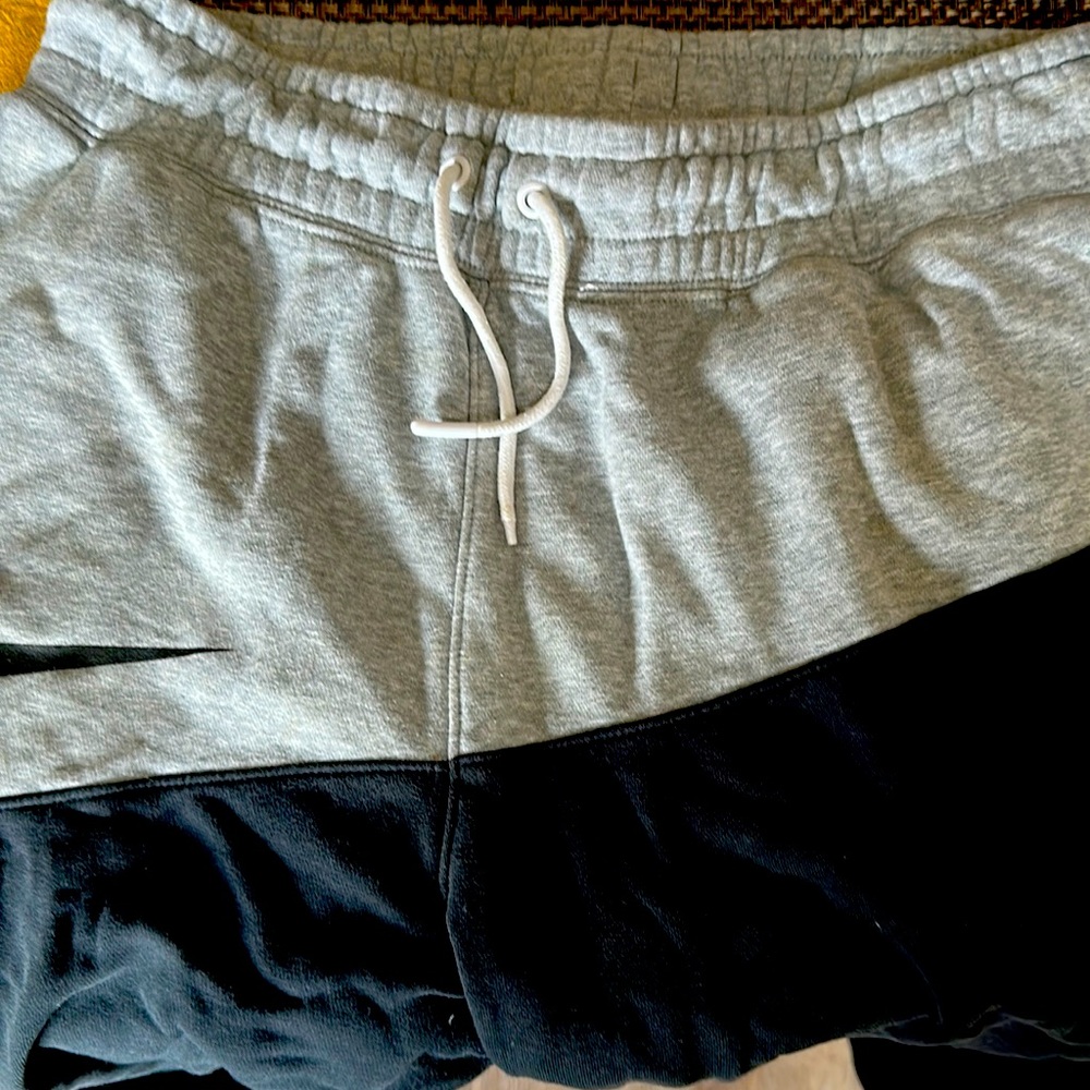 Nike joggers pockets drawstring cuffs